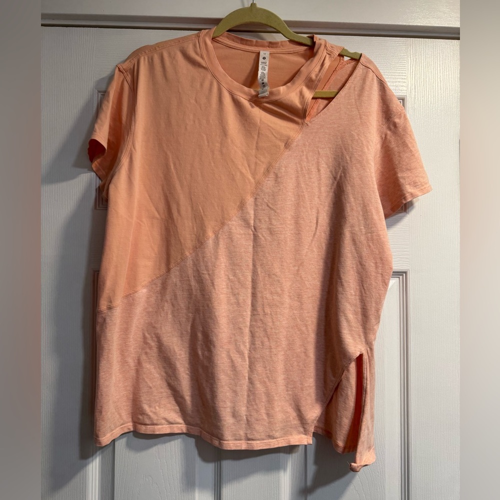 Lululemon LA Relaxed Tee EUC Size 12 - Picture 4 of 6